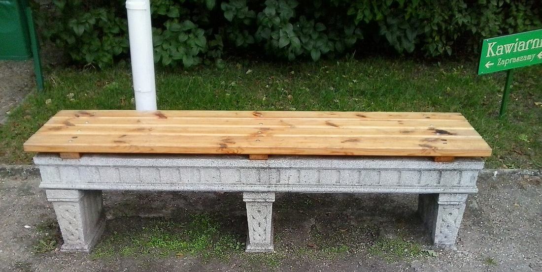 An empty park bench in a park